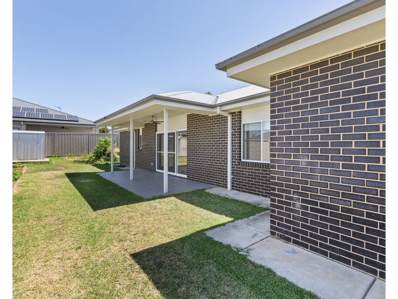 17 DEAKIN AVENUE, Lloyd NSW 2650
