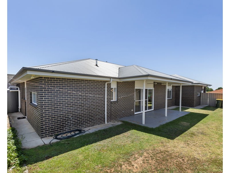 17 DEAKIN AVENUE, Lloyd NSW 2650