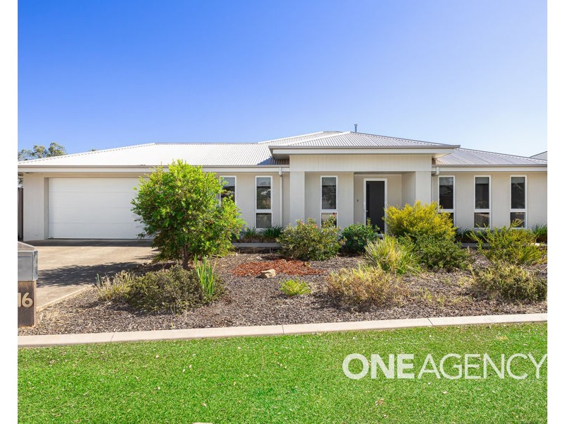 16 BARTON AVENUE, Lloyd NSW 2650