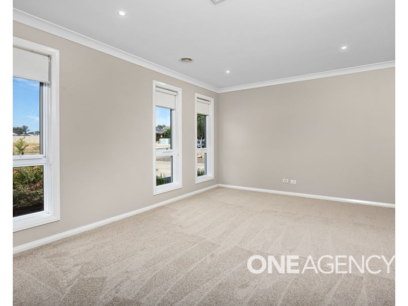 16 BARTON AVENUE, Lloyd NSW 2650