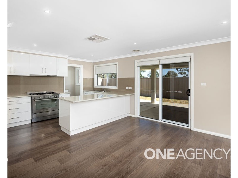 16 BARTON AVENUE, Lloyd NSW 2650