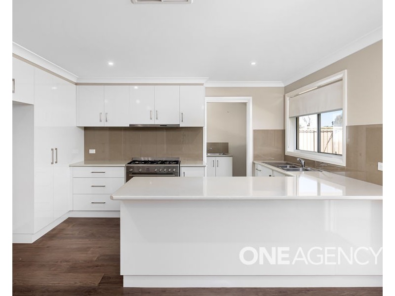 16 BARTON AVENUE, Lloyd NSW 2650