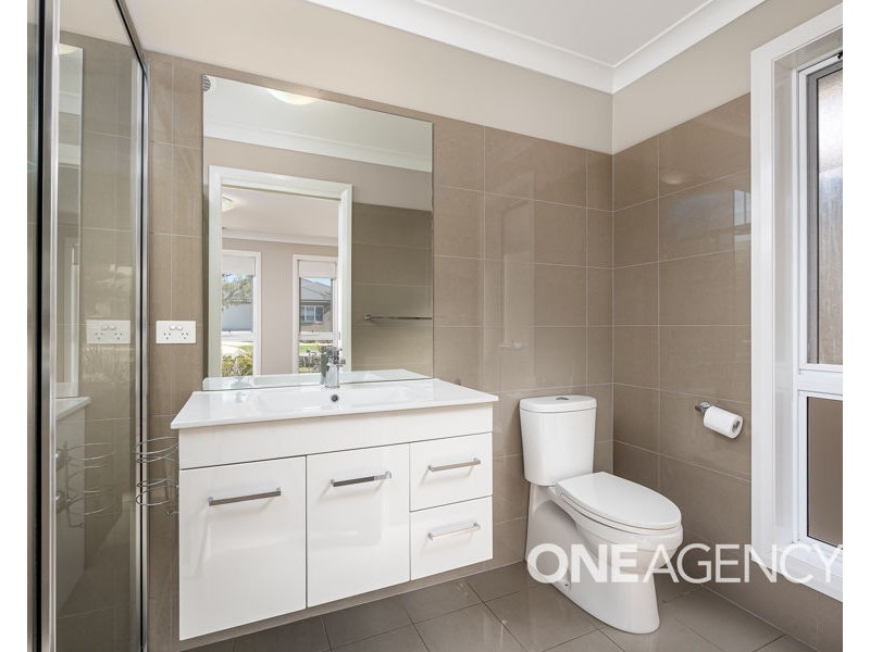 16 BARTON AVENUE, Lloyd NSW 2650