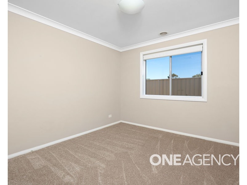16 BARTON AVENUE, Lloyd NSW 2650