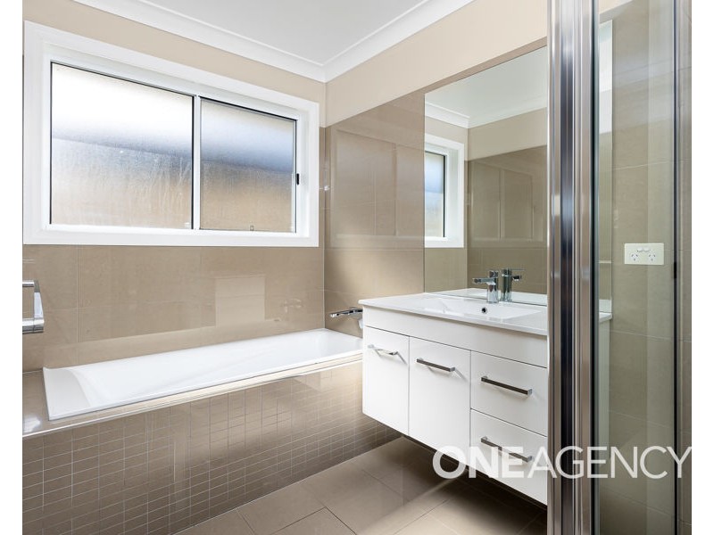 16 BARTON AVENUE, Lloyd NSW 2650