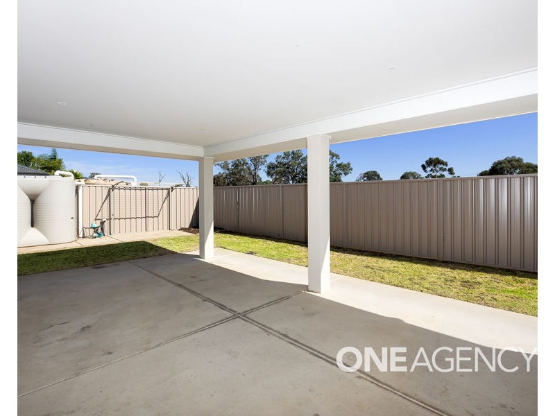 16 BARTON AVENUE, Lloyd NSW 2650