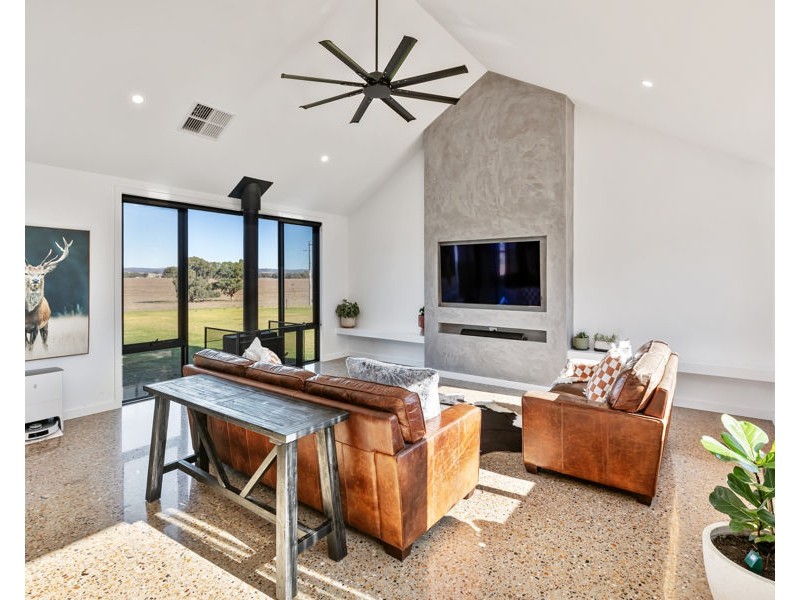 4 SIRIUS WAY, Gumly Gumly NSW 2652