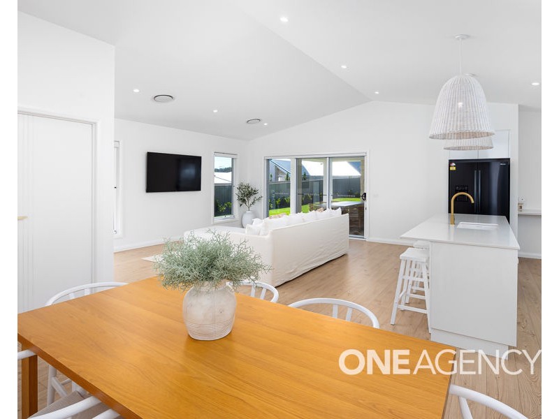 14 VALENCIA DRIVE, Gobbagombalin NSW 2650