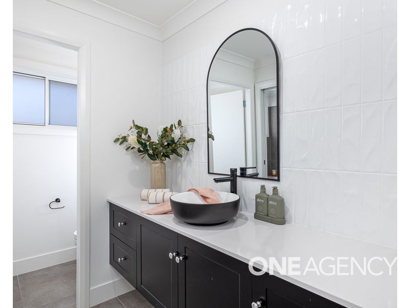 43 BARTON AVENUE, Lloyd NSW 2650