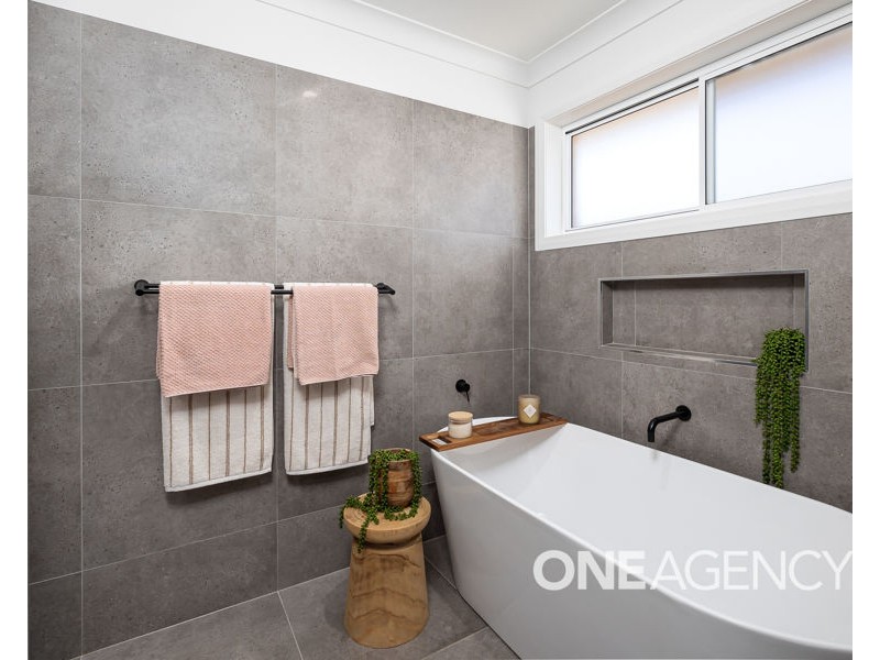 43 BARTON AVENUE, Lloyd NSW 2650