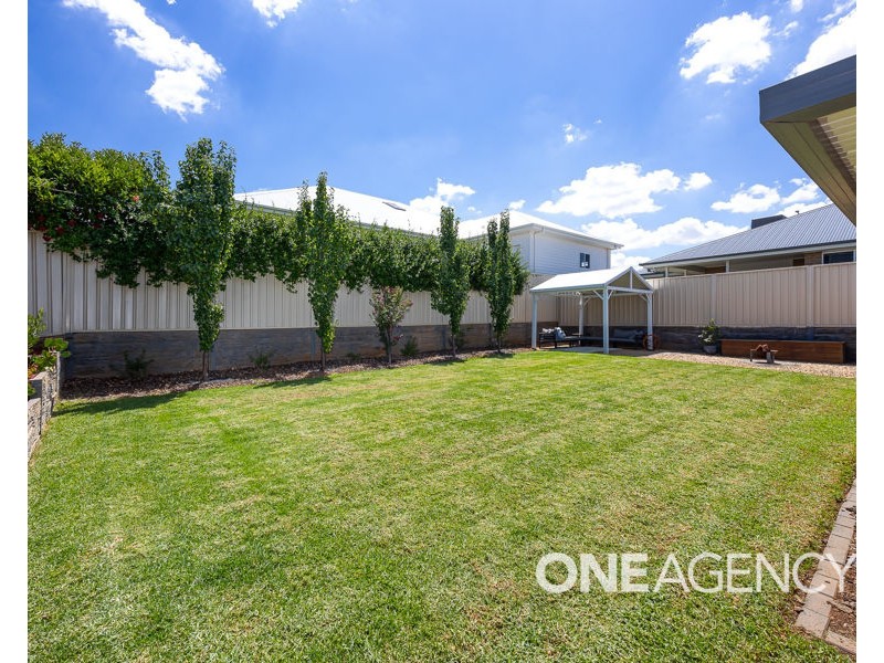 44 ROSS PARKWAY, Gobbagombalin NSW 2650