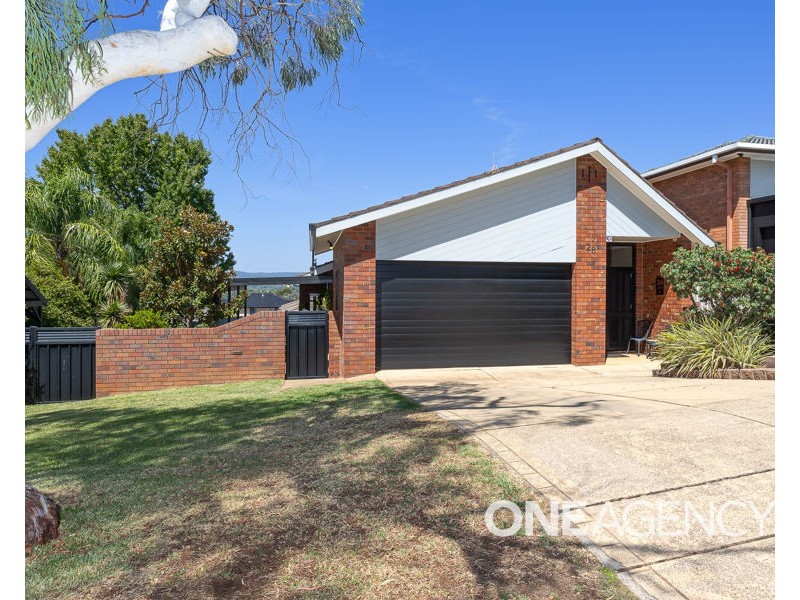 28 HENWOOD AVENUE, Kooringal NSW 2650