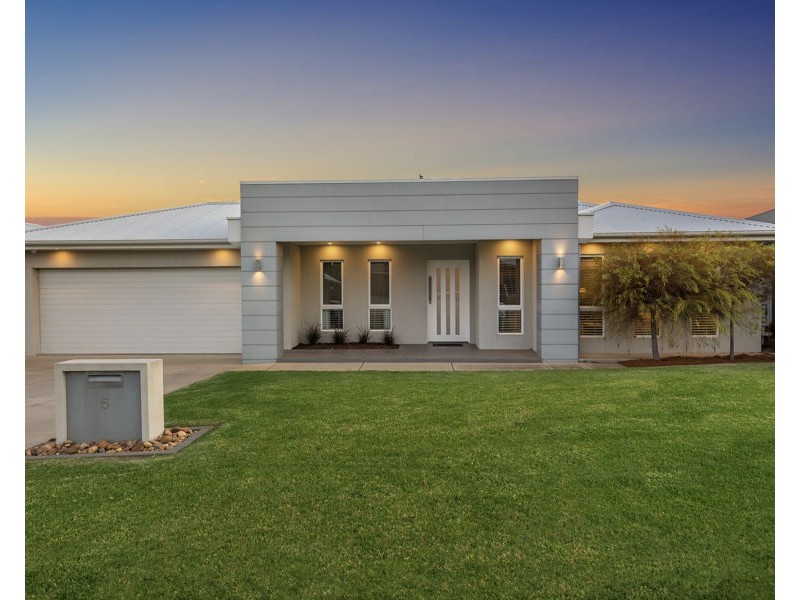 5 WARAMBEE STREET, Glenfield Park NSW 2650