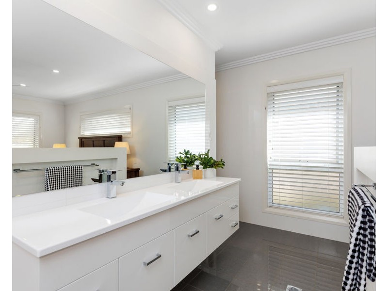 5 WARAMBEE STREET, Glenfield Park NSW 2650