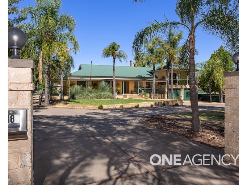 18 KYEAMBA AVENUE, Lake Albert NSW 2650
