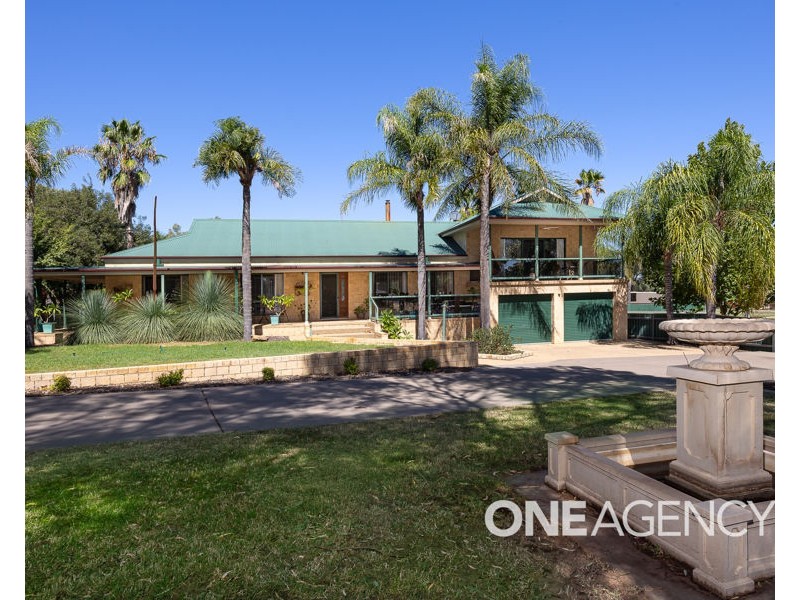 18 KYEAMBA AVENUE, Lake Albert NSW 2650
