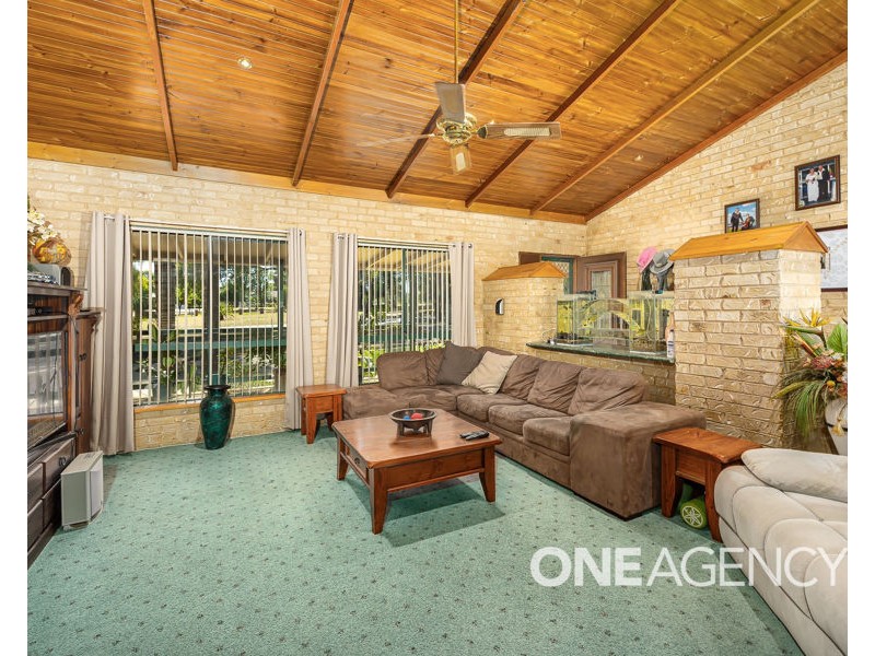 18 KYEAMBA AVENUE, Lake Albert NSW 2650