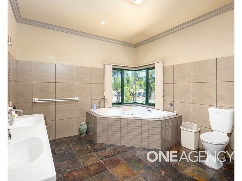 18 KYEAMBA AVENUE, Lake Albert NSW 2650