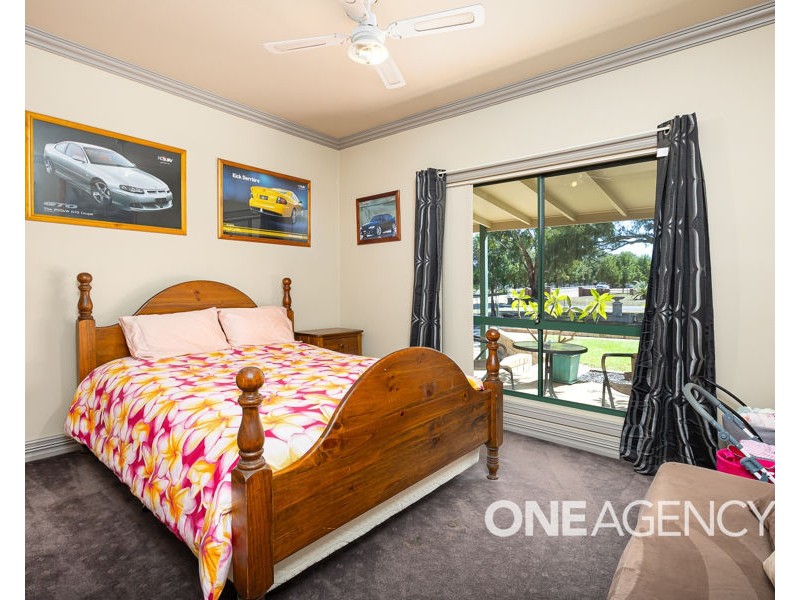 18 KYEAMBA AVENUE, Lake Albert NSW 2650