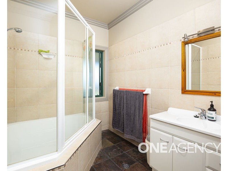 18 KYEAMBA AVENUE, Lake Albert NSW 2650