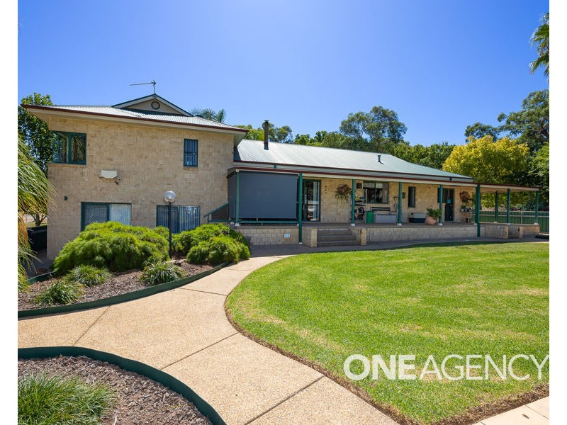 18 KYEAMBA AVENUE, Lake Albert NSW 2650
