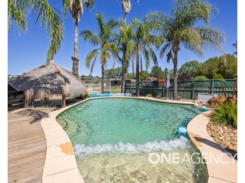 18 KYEAMBA AVENUE, Lake Albert NSW 2650