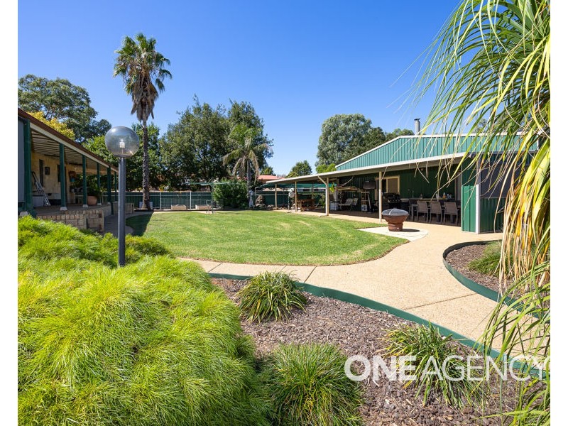 18 KYEAMBA AVENUE, Lake Albert NSW 2650