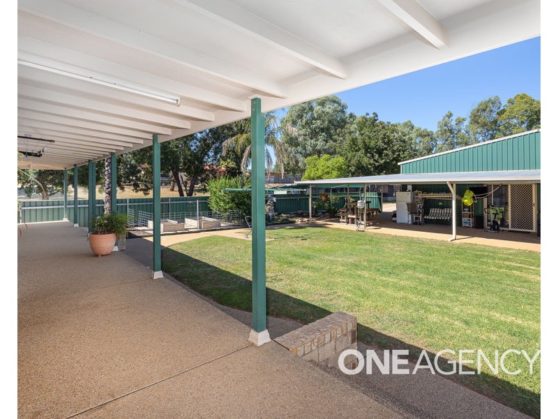 18 KYEAMBA AVENUE, Lake Albert NSW 2650