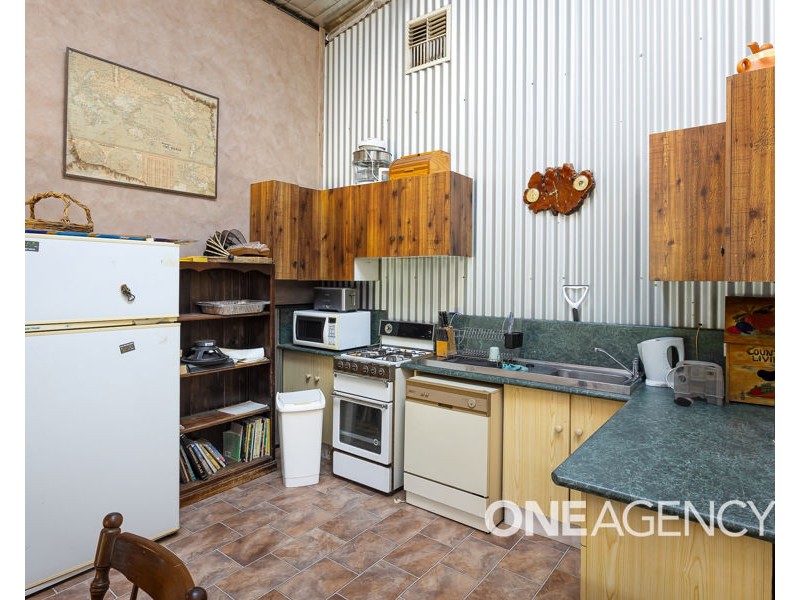 18 KYEAMBA AVENUE, Lake Albert NSW 2650