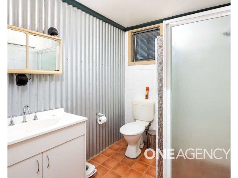 18 KYEAMBA AVENUE, Lake Albert NSW 2650