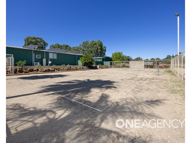 18 KYEAMBA AVENUE, Lake Albert NSW 2650