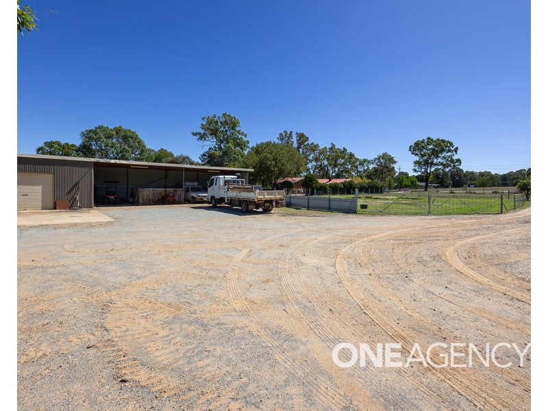 18 KYEAMBA AVENUE, Lake Albert NSW 2650