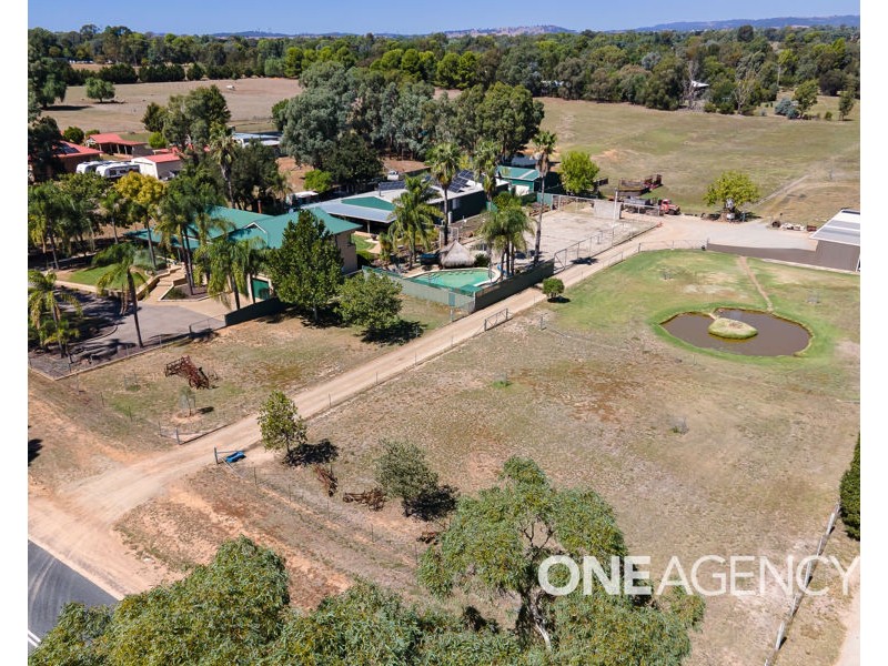 18 KYEAMBA AVENUE, Lake Albert NSW 2650