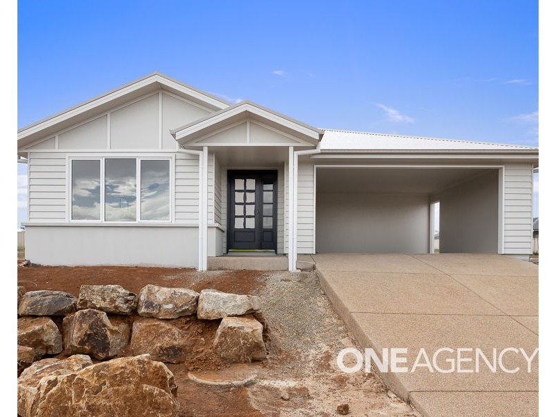 14 LAWRENCE AVENUE, Gobbagombalin NSW 2650