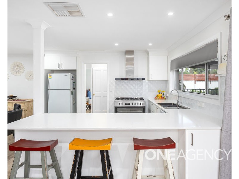 6 LANSDOWNE AVENUE, Lake Albert NSW 2650