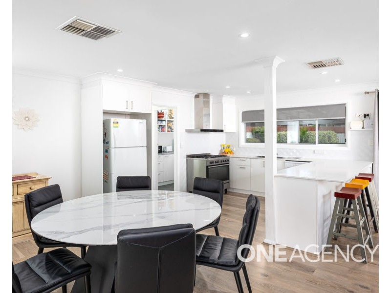 6 LANSDOWNE AVENUE, Lake Albert NSW 2650