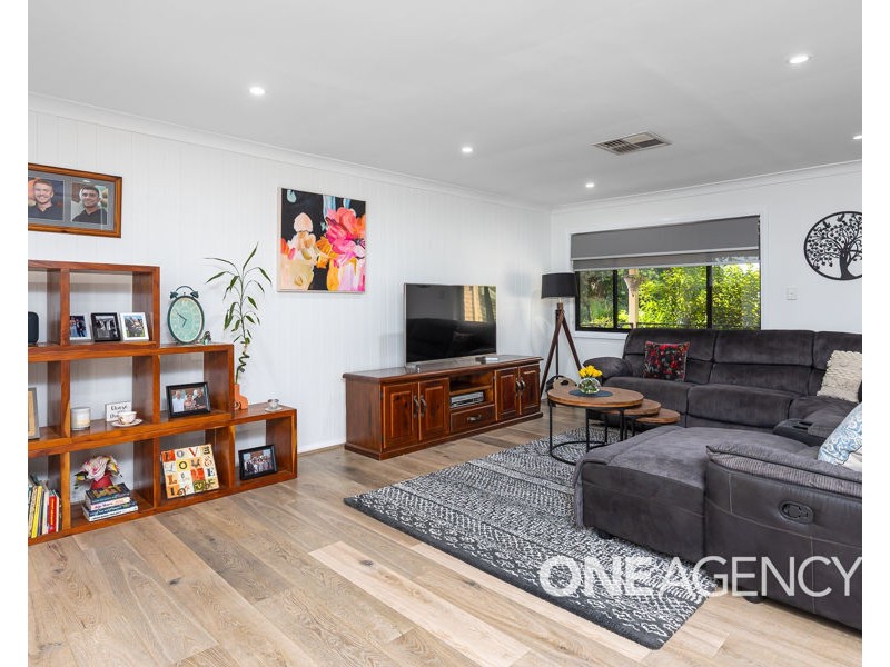 6 LANSDOWNE AVENUE, Lake Albert NSW 2650