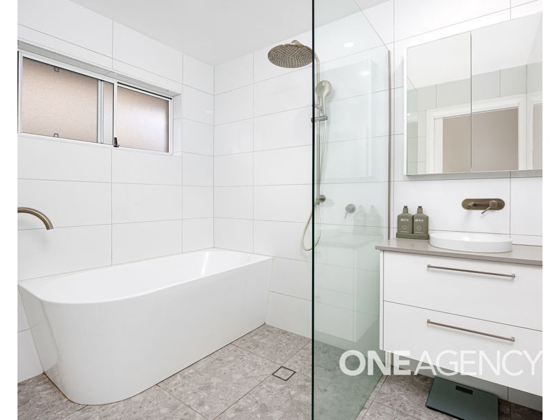 6 LANSDOWNE AVENUE, Lake Albert NSW 2650