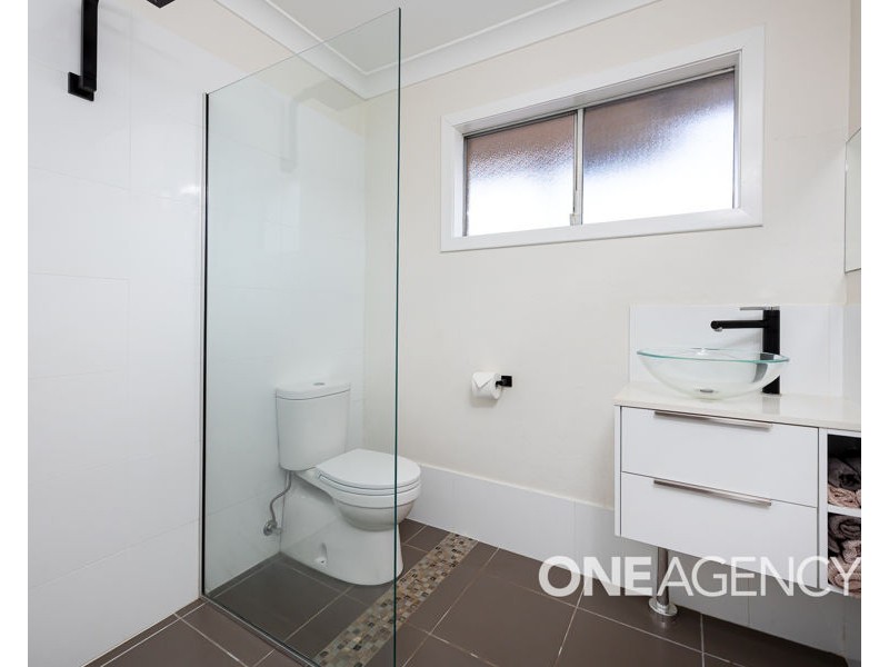 6 LANSDOWNE AVENUE, Lake Albert NSW 2650