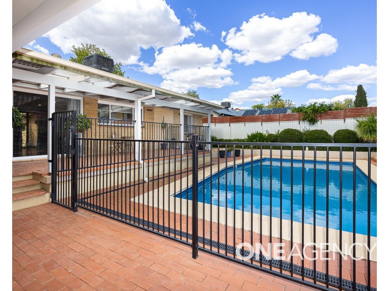 6 LANSDOWNE AVENUE, Lake Albert NSW 2650