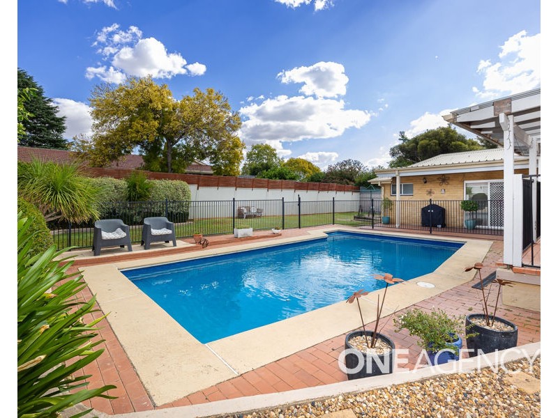 6 LANSDOWNE AVENUE, Lake Albert NSW 2650