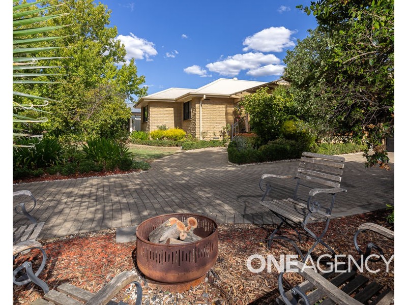 6 LANSDOWNE AVENUE, Lake Albert NSW 2650
