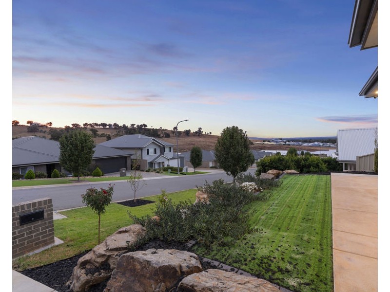 19 BENNELONG CRESCENT, Lloyd NSW 2650