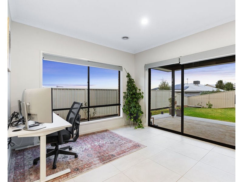 19 BENNELONG CRESCENT, Lloyd NSW 2650