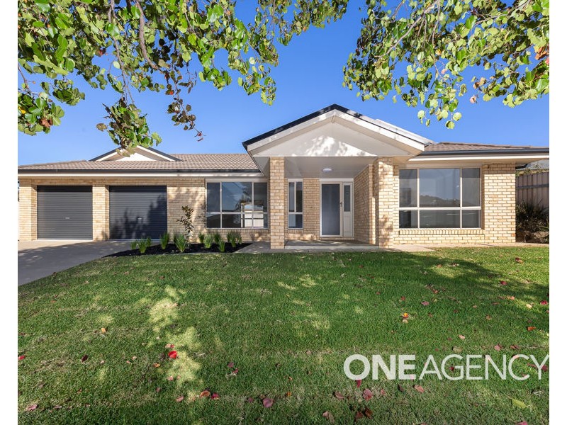 2 COWAN PLACE, Lloyd NSW 2650