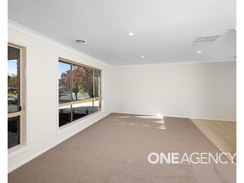 2 COWAN PLACE, Lloyd NSW 2650