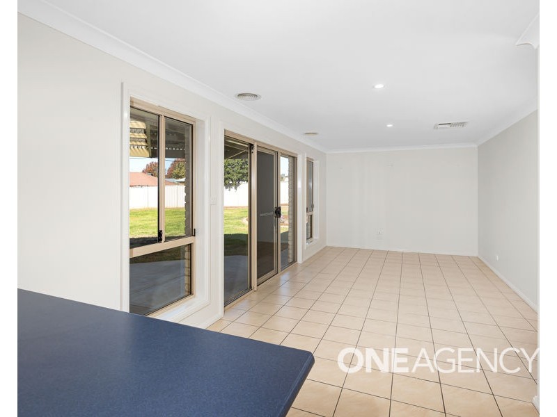 2 COWAN PLACE, Lloyd NSW 2650