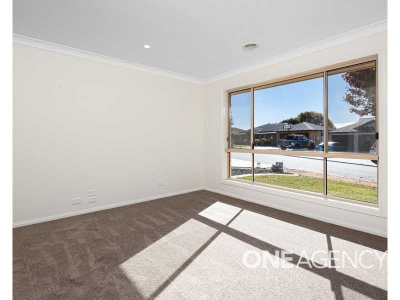 2 COWAN PLACE, Lloyd NSW 2650