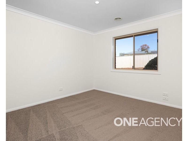 2 COWAN PLACE, Lloyd NSW 2650