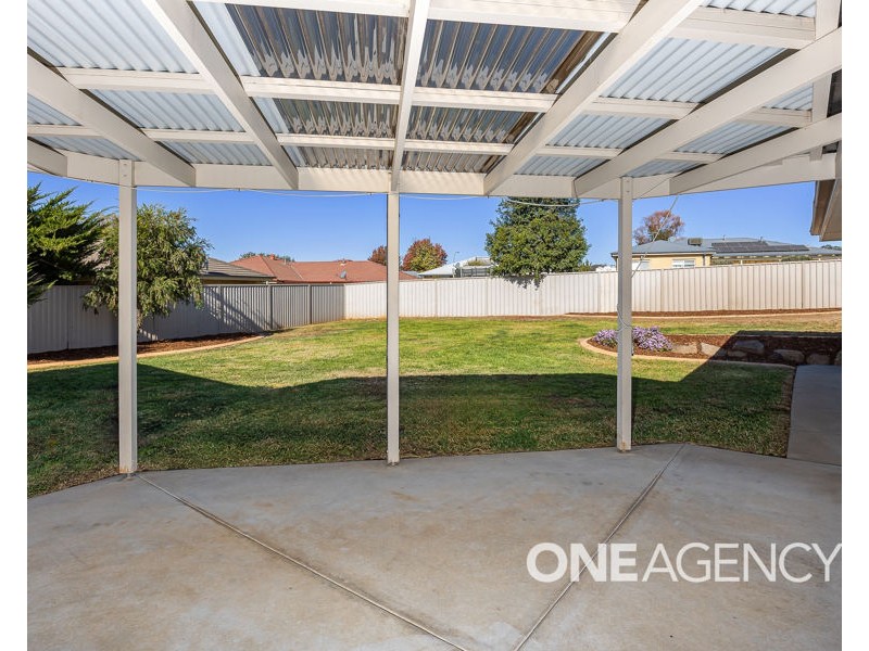 2 COWAN PLACE, Lloyd NSW 2650